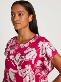 Calida Blooming Nights Kurzarm-Nachthemd, Länge 100cm Barberry Red -Geschenkideen Verkäufe Calida Blooming Nights Kurzarm Nachthemd Laenge 100cm rot 33052 176 2