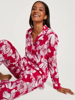 Calida Blooming Nights Pyjama, Durchgeknöpft Barberry Red -Geschenkideen Verkäufe Calida Blooming Nights Pyjama durchgeknoepft rot 43252 176 2