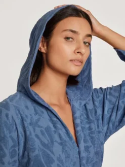 Calida Lounge Coast Bademantel Mit Kapuze Marine Water Blue -Geschenkideen Verkäufe Calida Lounge Coast Bademantel mit Kapuze blau 61837 427 2