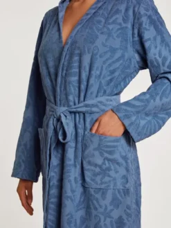 Calida Lounge Coast Bademantel Mit Kapuze Marine Water Blue -Geschenkideen Verkäufe Calida Lounge Coast Bademantel mit Kapuze blau 61837 427 3