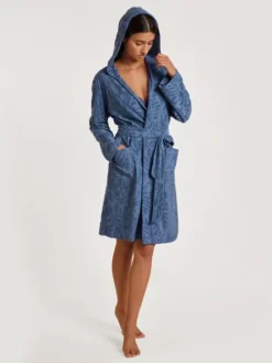 Calida Lounge Coast Bademantel Mit Kapuze Marine Water Blue -Geschenkideen Verkäufe Calida Lounge Coast Bademantel mit Kapuze blau 61837 427 4