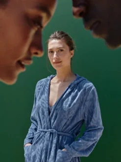 Calida Lounge Coast Bademantel Mit Kapuze Marine Water Blue -Geschenkideen Verkäufe Calida Lounge Coast Bademantel mit Kapuze blau 61837 427 neu